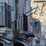 ... mentre altri panni sono stati messi ad asciugare sui risicati balconcini. Qualcuno ha anche appeso delle luci di Natale per dare un tocco di colore a questo buio e soffocante angolo